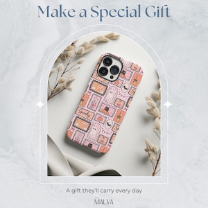 Puede incluir: Una funda para smartphone con un patr&oacute;n repetitivo de sellos con tem&aacute;tica de Halloween en tonos rosa, naranja y negro. El dise&ntilde;o incluye ilustraciones de fantasmas, gatos negros, calabazas, murci&eacute;lagos, escobas y el texto Spooky.