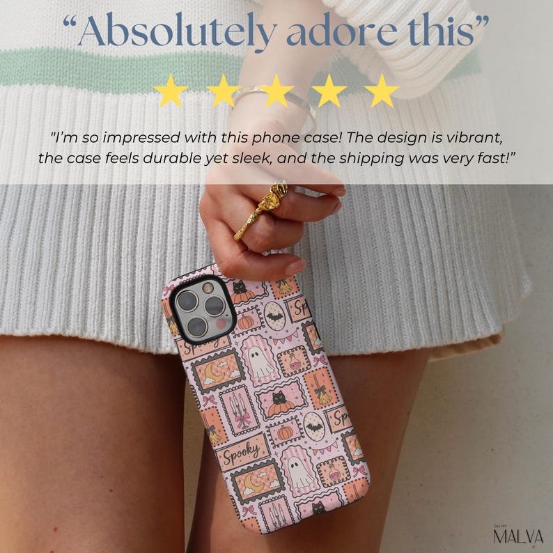 Puede incluir: Una funda para tel&eacute;fono con un patr&oacute;n repetitivo de sellos rectangulares sobre un fondo rosa claro. Los sellos muestran ilustraciones de fantasmas, gatos negros, calabazas, murci&eacute;lagos, velas y escobas, con el texto Spooky en algunos sellos.