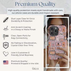 Puede incluir: Una funda de tel&eacute;fono con un patr&oacute;n repetitivo de ilustraciones estilo sello postal en rosa y naranja, que incluye fantasmas, gatos negros, calabazas, velas y lunas. El texto 'Spooky' es visible. La funda tiene un recorte oscuro para la c&aacute;mara.