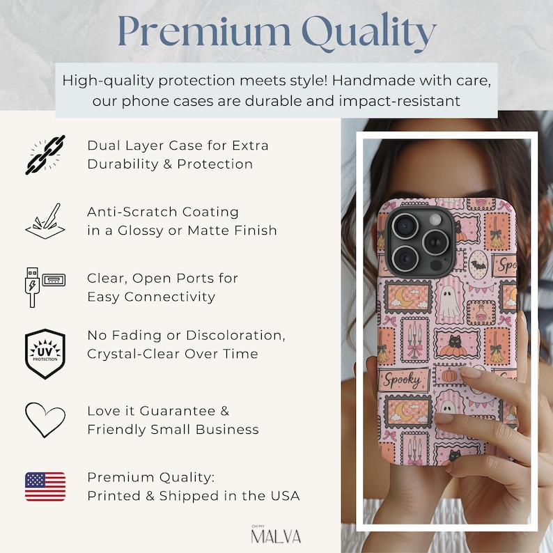 Puede incluir: Una funda de tel&eacute;fono con un patr&oacute;n repetitivo de ilustraciones estilo sello postal en rosa y naranja, que incluye fantasmas, gatos negros, calabazas, velas y lunas. El texto 'Spooky' es visible. La funda tiene un recorte oscuro para la c&aacute;mara.