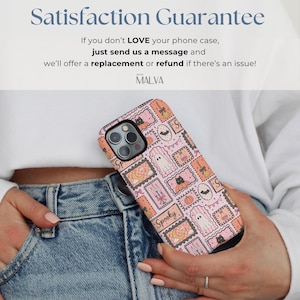 Puede incluir: Una funda de tel&eacute;fono con un patr&oacute;n repetitivo de ilustraciones estilo sello postal en rosa y naranja, incluyendo fantasmas, gatos negros, calabazas, murci&eacute;lagos y velas. El texto 'Satisfaction Guarantee' y 'If you don't LOVE' es visible.