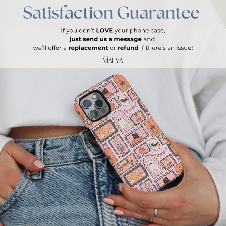 Puede incluir: Una funda de tel&eacute;fono con un patr&oacute;n repetitivo de ilustraciones estilo sello postal en rosa y naranja, incluyendo fantasmas, gatos negros, calabazas, murci&eacute;lagos y velas. El texto 'Satisfaction Guarantee' y 'If you don't LOVE' es visible.