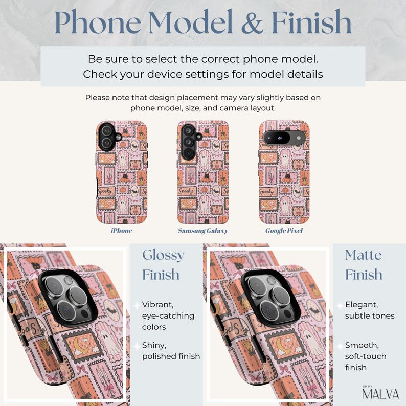 Puede incluir: Fundas para tel&eacute;fono con un patr&oacute;n repetitivo de sellos tem&aacute;ticos de Halloween con fantasmas, calabazas, murci&eacute;lagos y la palabra Spooky. La imagen muestra modelos de iPhone, Samsung Galaxy y Google Pixel, junto a comparaciones de acabados brillante y mate.