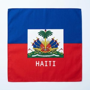 Puede incluir: Bandera haitiana cuadrada con una sección superior azul, una sección inferior roja y un panel central blanco. La bandera presenta el escudo de armas haitiano y la palabra "HAITI" en letras blancas.