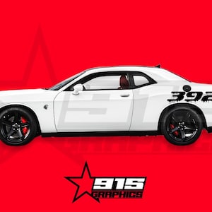 Puede incluir: Un Dodge Challenger blanco con una calcomanía negra "392" en el lateral. El coche está sobre un fondo rojo.