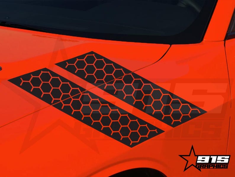 Puede incluir: Primer plano de un coche naranja brillante con calcoman&iacute;as de vinilo de patr&oacute;n de panal negro en los guardabarros delanteros. Las calcoman&iacute;as est&aacute;n en &aacute;ngulo y se extienden desde la parte delantera del coche hasta la parte trasera de las puertas delanteras. El coche es un Dodge Challenger.