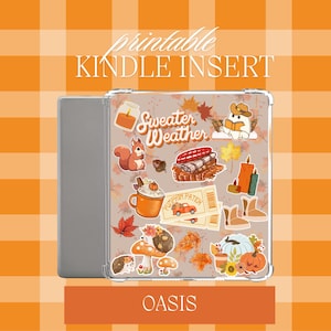Könnte beinhalten: Druckbarer Kindle-Einsatz mit Herbstthema. Das Design zeigt ein Eichhörnchen, eine Tasse heiße Schokolade, einen Kürbisfeld und den Text "Sweater Weather".