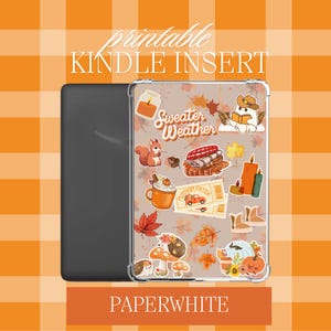 Puede incluir: Inserción imprimible para Kindle Paperwhite con temática otoñal. La inserción presenta una variedad de ilustraciones de otoño, incluyendo una ardilla, un parche de calabazas, una taza de chocolate caliente y el texto "Sweater Weather".