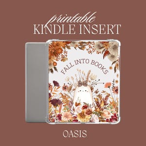 Puede incluir: Inserción imprimible para Kindle Oasis con un diseño de otoño que presenta un animal de dibujos animados blanco con un lazo rodeado de hojas de otoño y flores. El texto "Fall into Books" está escrito en marrón.