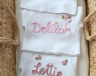 Personalisierte bestickte Strickjacke |Weiße gestickte Baby Strickjacke |Neugeborenen Strickjacke|Baby Geschenke l Namensansage l Coming Home Outfit