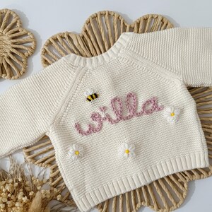 Bestickte Strickjacke | Personalisierte Baby Strickjacke | Neugeborenen Strickjacke | Neugeborenen Geschenk | Baby Geschenke l Namensanzeige| Nach Hause kommen Outfit Bild 13
