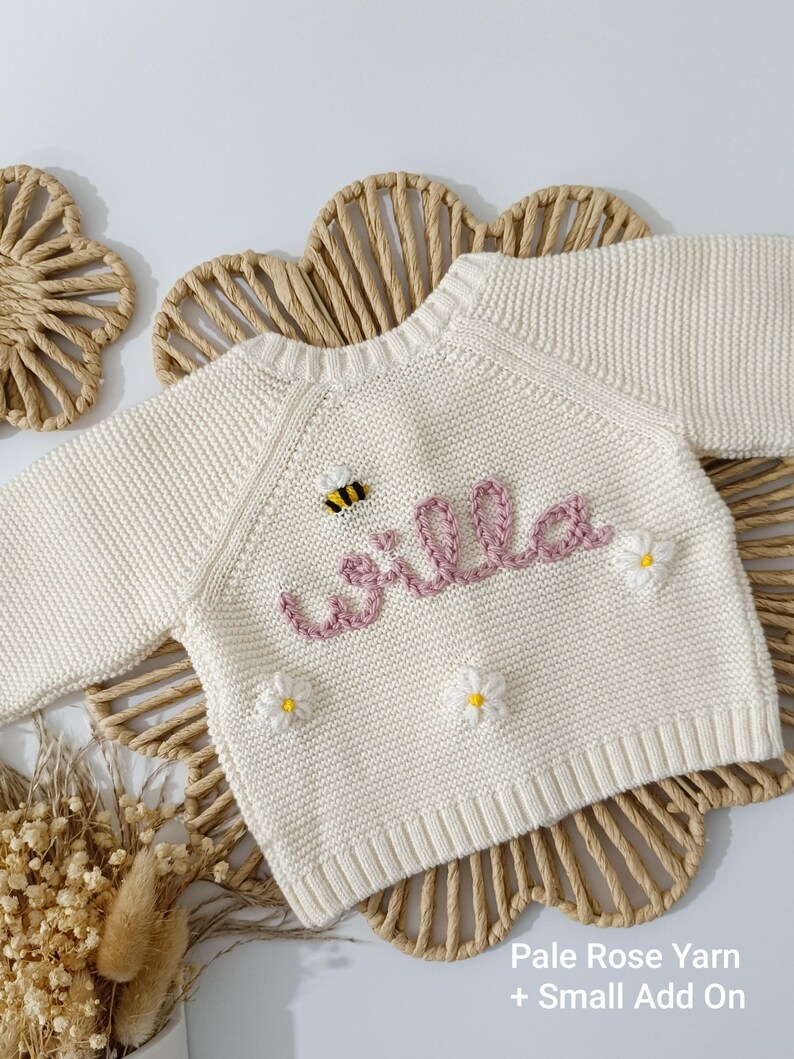 Bestickte Strickjacke | Personalisierte Baby Strickjacke | Neugeborenen Strickjacke | Neugeborenen Geschenk | Baby Geschenke l Namensanzeige| Nach Hause kommen Outfit Bild 13