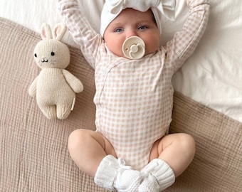 Oversized topknot bow, newborn booties, matching beanie hat, bow headband, infant knitwear, birthannouncement photoshoot, coming home outfit
