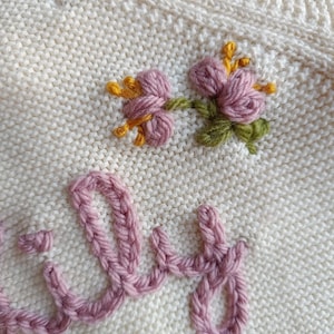 Bestickte Strickjacke | Personalisierte Baby Strickjacke | Neugeborenen Strickjacke | Neugeborenen Geschenk | Baby Geschenke l Namensanzeige| Nach Hause kommen Outfit Bild 16