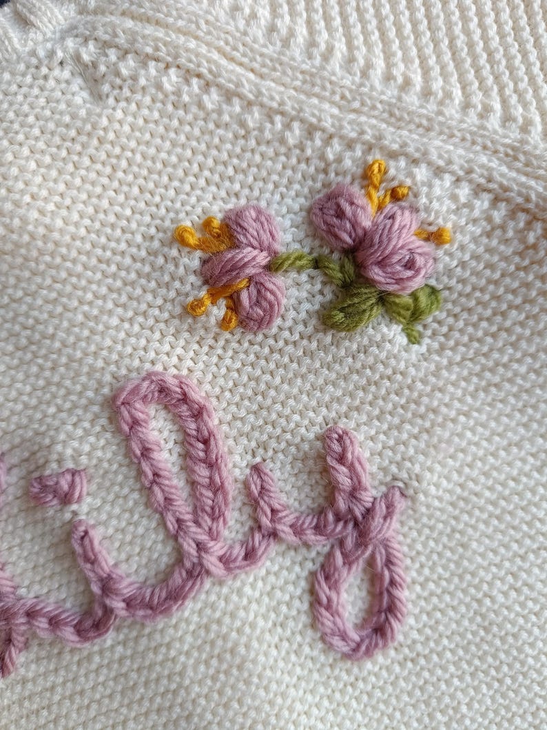 Bestickte Strickjacke | Personalisierte Baby Strickjacke | Neugeborenen Strickjacke | Neugeborenen Geschenk | Baby Geschenke l Namensanzeige| Nach Hause kommen Outfit Bild 16