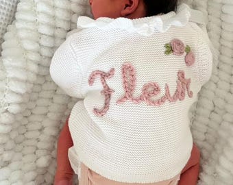 Personalisierte Rüschen-Weiße Name-Strickjacke |Gestickte Namens-Strickjacke | Neugeborenen nach Hause kommen Outfit | Baby Geschenke Namensanzeige Babyparty