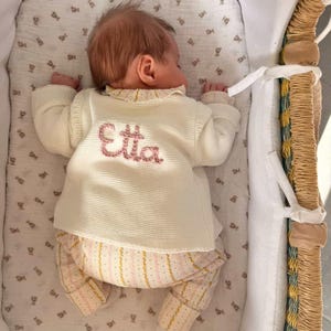 Bestickte Strickjacke | Personalisierte Baby Strickjacke | Neugeborenen Strickjacke | Neugeborenen Geschenk | Baby Geschenke l Namensanzeige| Nach Hause kommen Outfit Bild 3