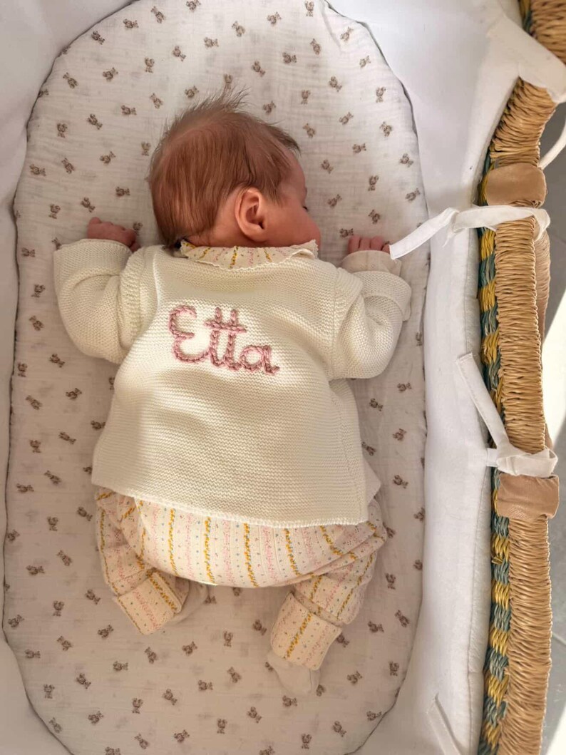 Bestickte Strickjacke | Personalisierte Baby Strickjacke | Neugeborenen Strickjacke | Neugeborenen Geschenk | Baby Geschenke l Namensanzeige| Nach Hause kommen Outfit Bild 3