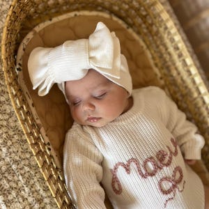 Oversized topknot bow, newborn booties, matching beanie hat, bow headband, infant knitwear, birthannouncement photoshoot, coming home outfit