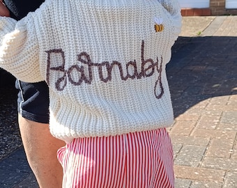 Personalisierte Creme Name Cardigan mit Design | Gestickt Name Cardi | Bestickte Strickjacke | Neugeborenen, Baby, Kleinkind Geschenk | Mädchen, Jungen-Geschenke