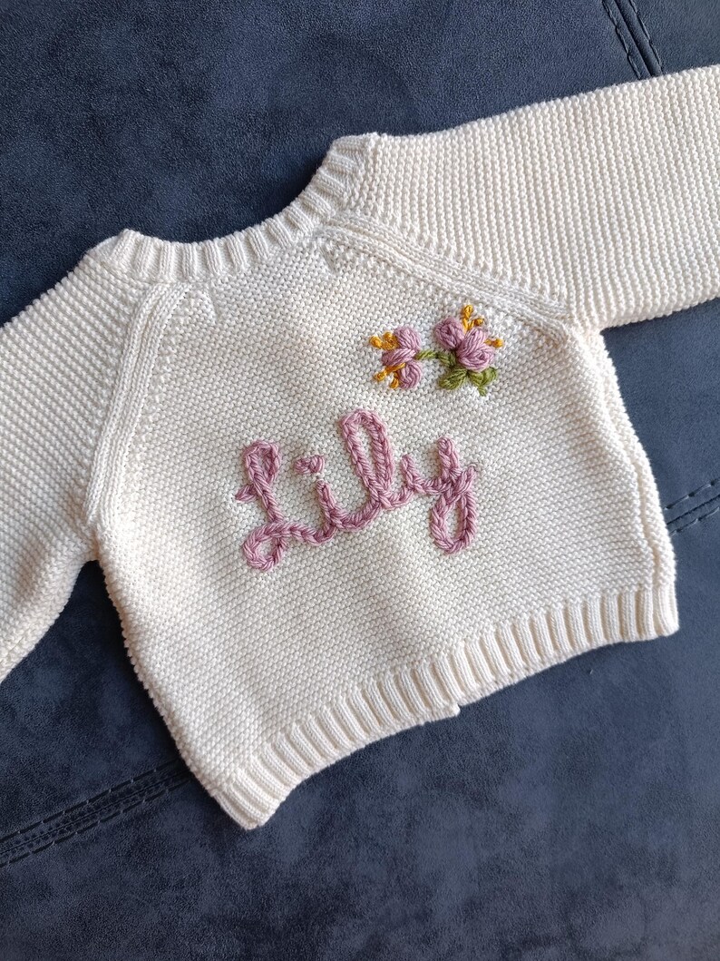 Bestickte Strickjacke | Personalisierte Baby Strickjacke | Neugeborenen Strickjacke | Neugeborenen Geschenk | Baby Geschenke l Namensanzeige| Nach Hause kommen Outfit Bild 15