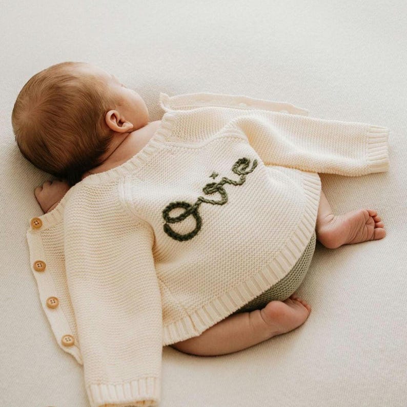 Bestickte Strickjacke | Personalisierte Baby Strickjacke | Neugeborenen Strickjacke | Neugeborenen Geschenk | Baby Geschenke l Namensanzeige| Nach Hause kommen Outfit Bild 12