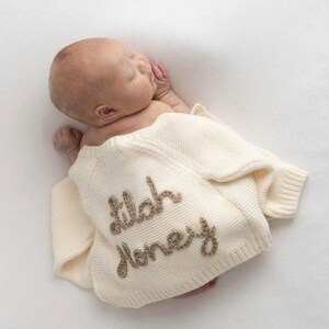 Bestickte Strickjacke | Personalisierte Baby Strickjacke | Neugeborenen Strickjacke | Neugeborenen Geschenk | Baby Geschenke l Namensanzeige| Nach Hause kommen Outfit Bild 11