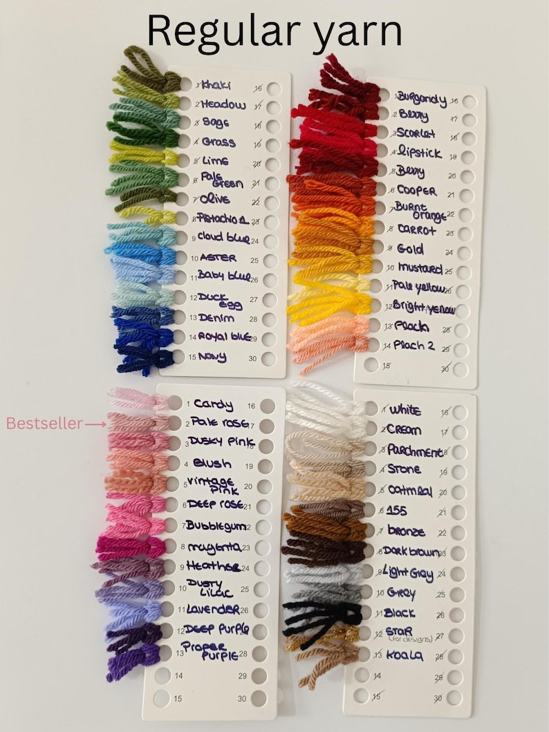 K&ouml;nnte beinhalten: Farbmuster von normalem Garn in verschiedenen Farbt&ouml;nen, darunter Gr&uuml;n, Blau, Rot, Orange, Rosa und neutrale T&ouml;ne. Jedes Muster ist mit einem Farbnamen und einer Nummer versehen. Der Text "Regular yarn" und "Bestseller" sind ebenfalls sichtbar.