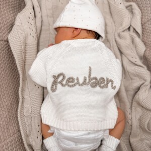 Bestickte Strickjacke | Personalisierte Baby Strickjacke | Neugeborenen Strickjacke | Neugeborenen Geschenk | Baby Geschenke l Namensanzeige| Nach Hause kommen Outfit Bild 17
