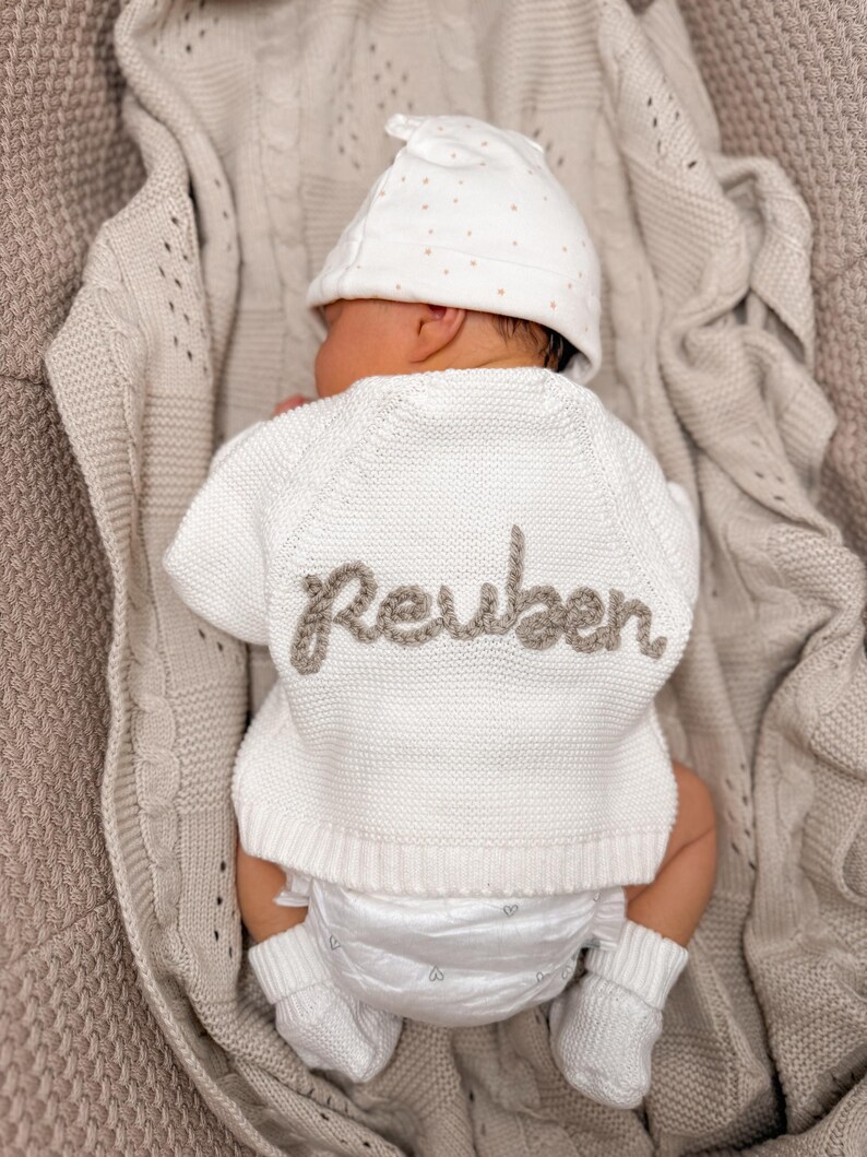 Bestickte Strickjacke | Personalisierte Baby Strickjacke | Neugeborenen Strickjacke | Neugeborenen Geschenk | Baby Geschenke l Namensanzeige| Nach Hause kommen Outfit Bild 17