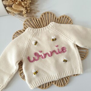 Bestickte Strickjacke | Personalisierte Baby Strickjacke | Neugeborenen Strickjacke | Neugeborenen Geschenk | Baby Geschenke l Namensanzeige| Nach Hause kommen Outfit Bild 14