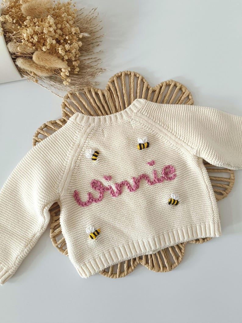 Bestickte Strickjacke | Personalisierte Baby Strickjacke | Neugeborenen Strickjacke | Neugeborenen Geschenk | Baby Geschenke l Namensanzeige| Nach Hause kommen Outfit Bild 14