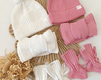 Oversized topknot bow, newborn booties, matching beanie hat, bow headband, infant knitwear, birthannouncement photoshoot, coming home outfit