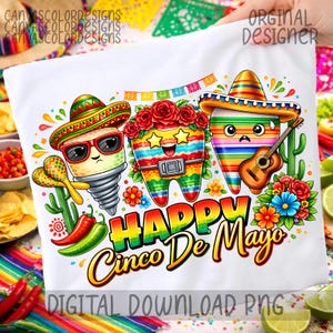 Puede incluir: Camiseta blanca con un diseño colorido de Cinco de Mayo. El gráfico presenta tres dientes de dibujos animados con sombreros, maracas y una guitarra, con el texto "Happy Cinco De Mayo". Flores, cactus y chiles decoran el diseño.