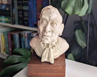 Estatua de Ruth Bader Ginsburg: busto de cerámica esculpido a mano que rinde homenaje a la famosa RBG.