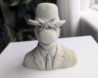 Mini busto del Hijo del Hombre de Magritte — Estatua tallada a mano del icónico Hombre Manzana de René Magritte
