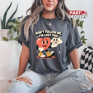 Funny Kawaii Heart & Brain T-Shirt - Don&#39;t Follow Me I&#39;m Lost Too - Vintage Cartoon Design - Cute Rubber Hose Style Graphic Tee
