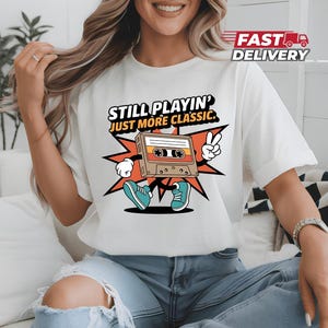 面白い漫画カセットテープキャラクターTシャツ - レトロミュージックマスコットTシャツ - ヴィンテージ80年代90年代ノスタルジアユーモアシャツ - クールなピースサイン