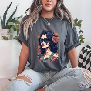Gildan® Vintage Pinup Girl Floral T-Shirt - Retro Tattoo Style Woman Art Tee - Rockabilly Aesthetic Unisex Shirt for Alt Fashion Lovers