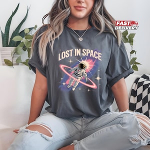 レトロ宇宙飛行士Tシャツ - LOST IN SPACEデザイン - 80年代ヴィンテージスペースTシャツ - SFポスタースタイル - 宇宙探査アパレル - ユニセックスTシャツ