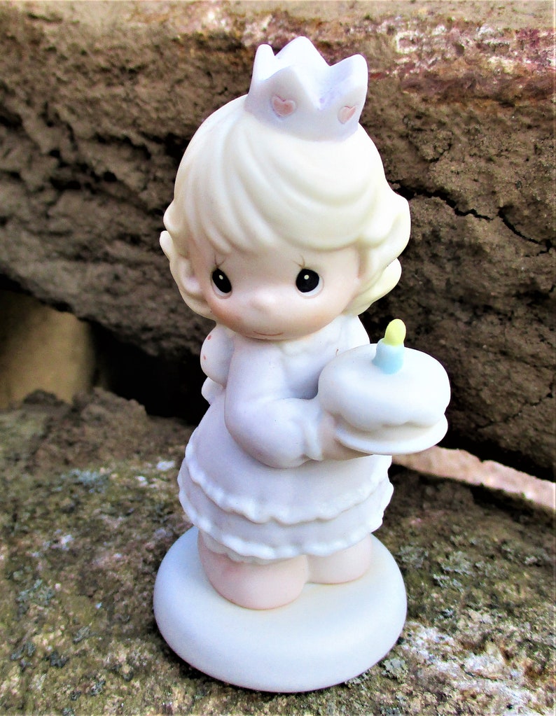 Vintage Enesco 1996 Precious Moments BIRTHDAY WISHES with Love /& Kisses Figurine Cake Topper Gift Cute Girl Crown Dress Candle