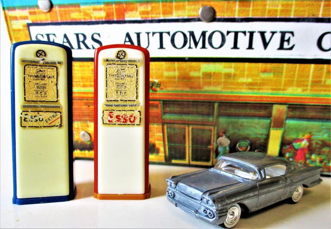 Vintage Giftware Salt Pepper Shaker Esso Extra Red Blue Gas Pump Auto