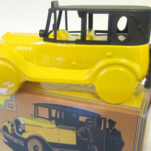 Avon Vintage 1926 Checker Cab Decanter Everest After Shave Yellow Taxi Vintage Collectible Gift New York City USA