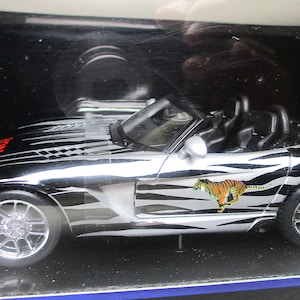 Maisto Dodge 2003 Viper SRT-10 Exxon Oil Tiger 1:24 Scale Diecast Model Car Special Edition Die-Cast Car Toy Gift Rare Vintage Stock Action