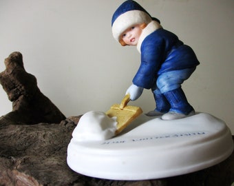 Avon Memories 1986 Winter Snow Artist Jessie Wilcox Smith First Edition Holliday USA Hummel Like Porcelain Figurine Rare Boy Collectible