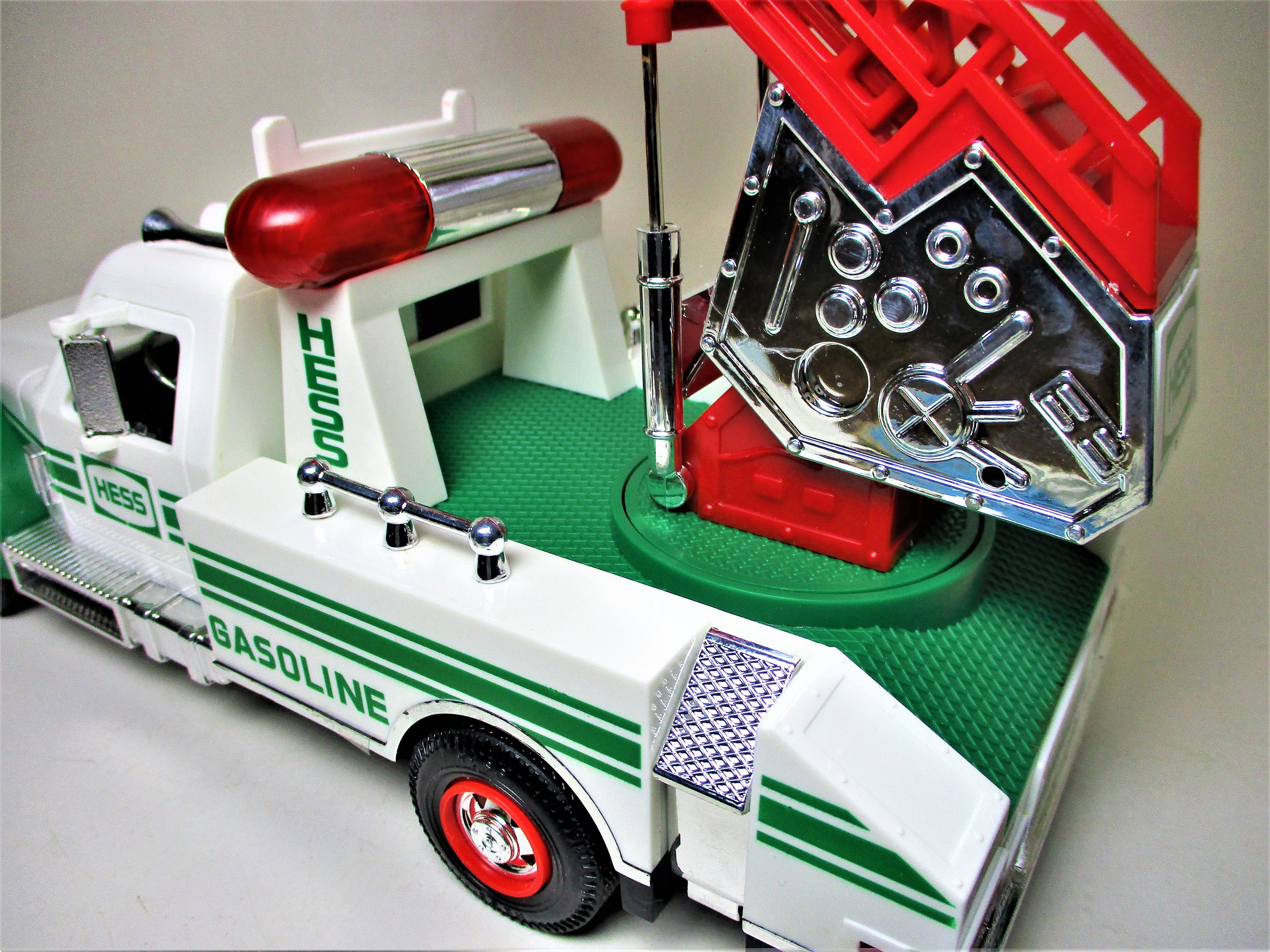 Hess 1994 Ladder RESCUE Truck Flashing Lights Flashers White