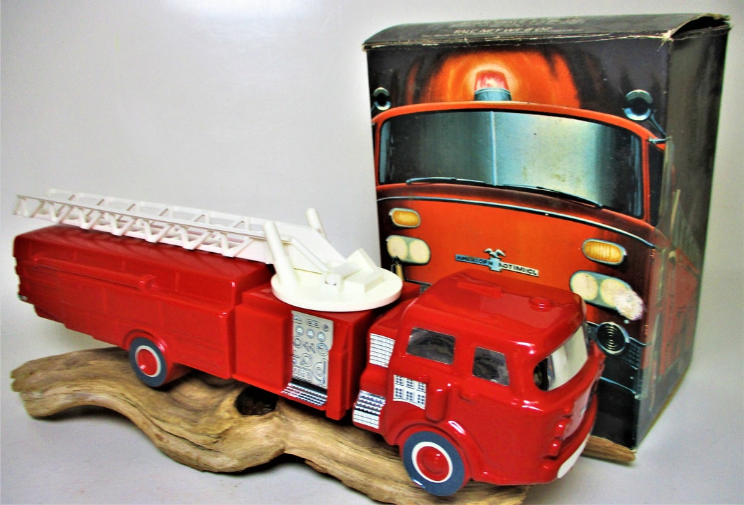 Vintage Avon RED SENTINEL Ladder Fire Truck Bottle FULL
