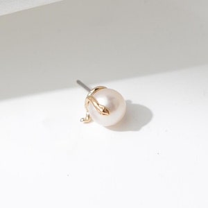 14K Solid Gold Snake Holding Fresh Pearl Stud Earring Helix Cartilage Earlobe Labret Stud Piercing Jewelry Minimalist Threadless Push Stud