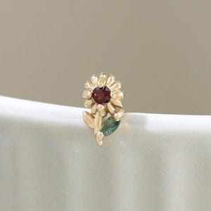 14K massief gouden granaat zonnebloem studoorbel kleine groene toermalijn bloem push pin platte achterkant sierlijke kraakbeen helix kwab piercing cadeau