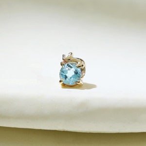 Orecchino a forma di gatto addormentato in oro massiccio 14 carati, con topazio blu svizzero, grazioso gatto, pietra preziosa blu, cartilagine, elica, trago, perno a pressione, piercing unico per animali.